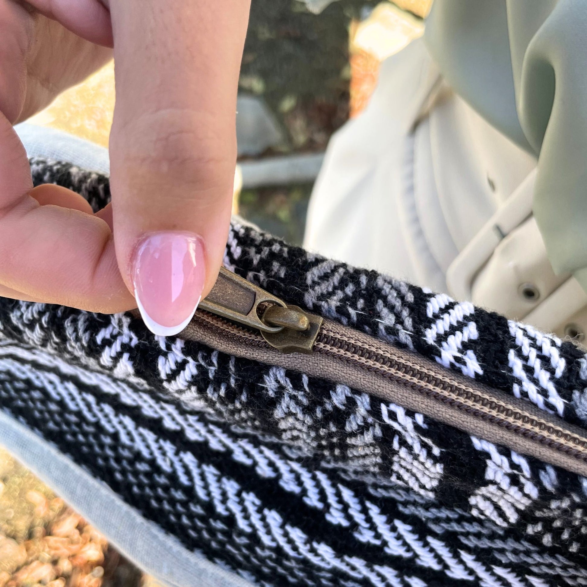 Soft Banjar Laptop Bag - Grey Strips | 3